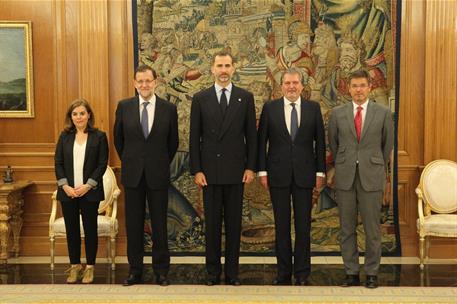 26/06/2015. De izquierda a derecha: Mariano Rajoy, Soraya Sáenz de Santamaría, Íñigo Méndez de Vigo y Rafael Catalá con el rey Felipe VI